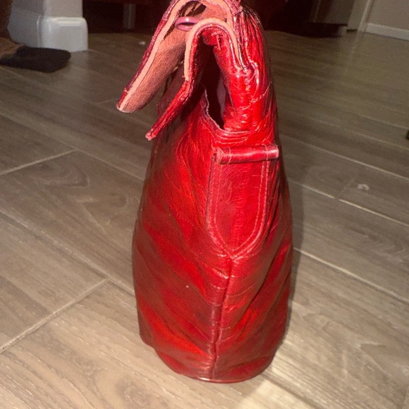 Elevate your style with this captivating Vintage Red Eel Skin Bag! - Picture 8 of 12